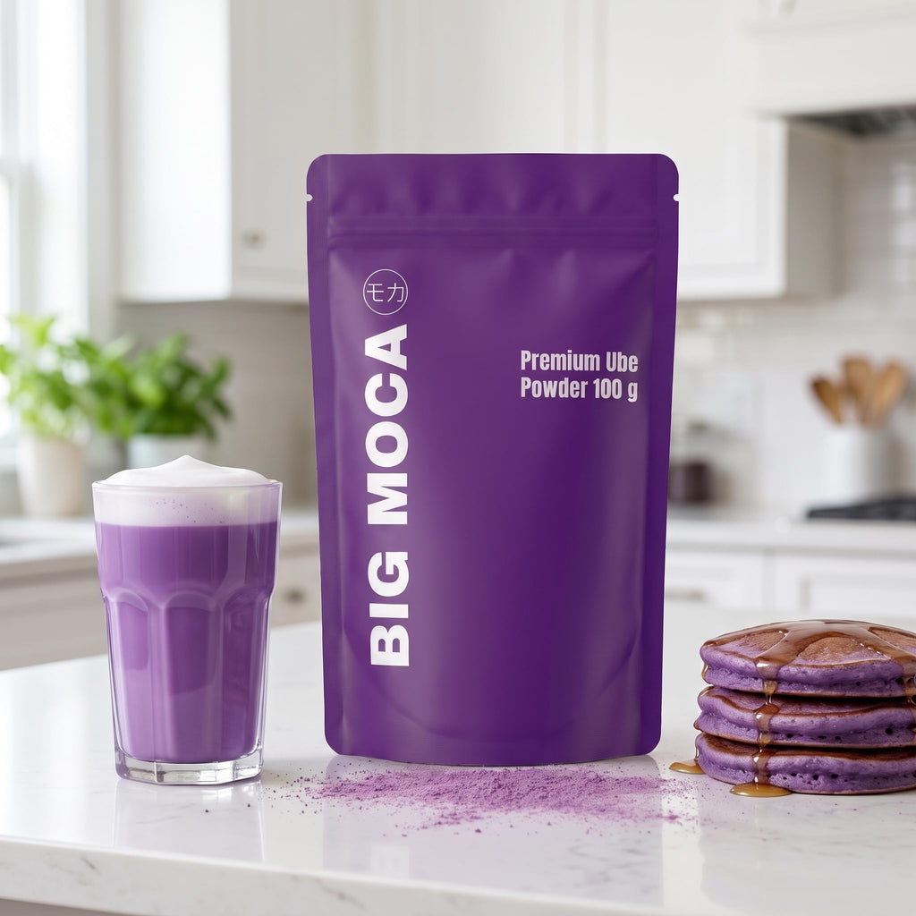Ube latte en pannenkoeken op een keukenblad naast de paarse pouch
