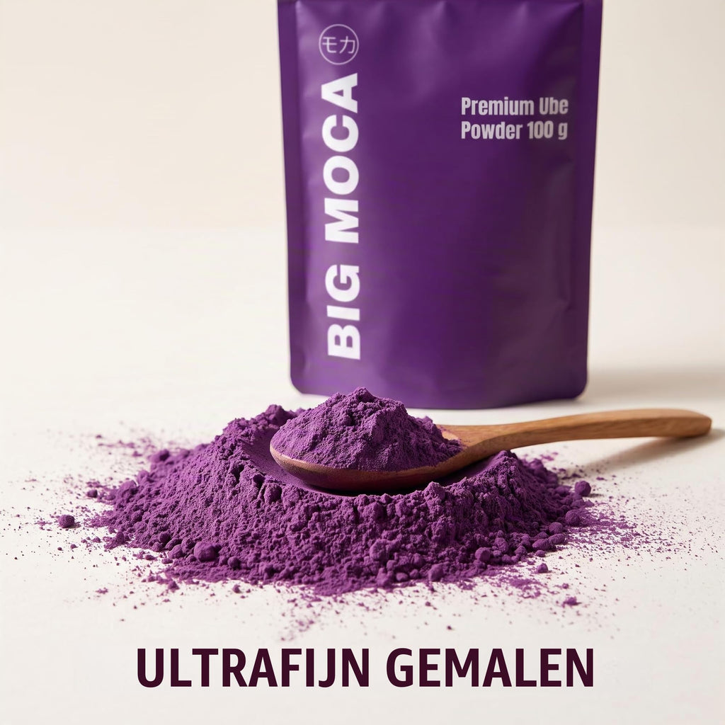 Ultrafijn gemalen ube poeder met houten lepel naast de pouch