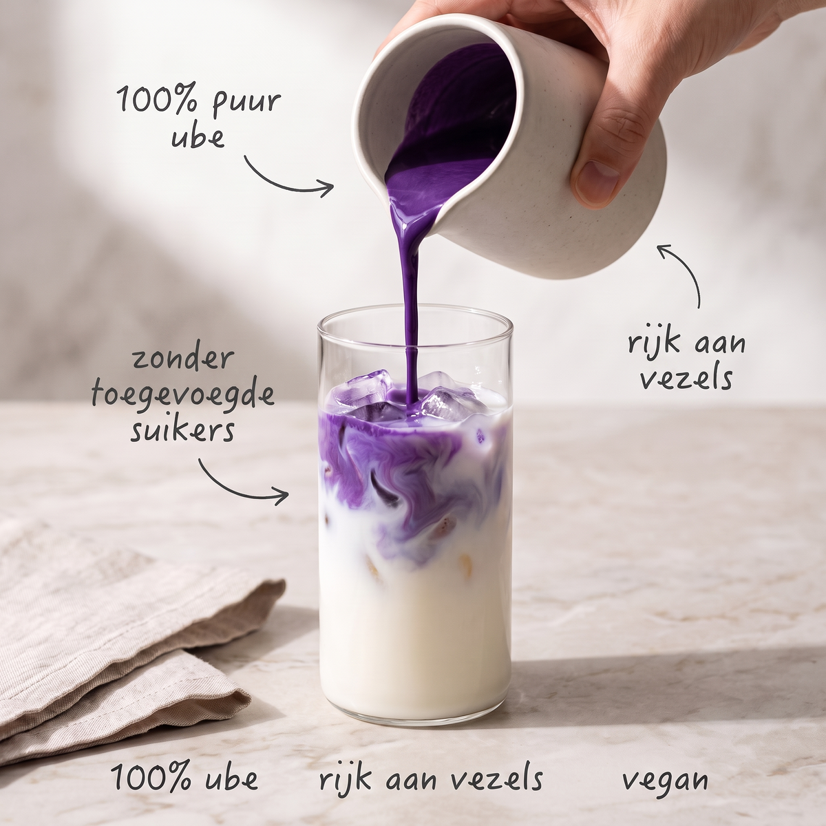 Paarse ube wordt in een glas ijsmelk geschonken - 100% puur ube, rijk aan vezels, vegan