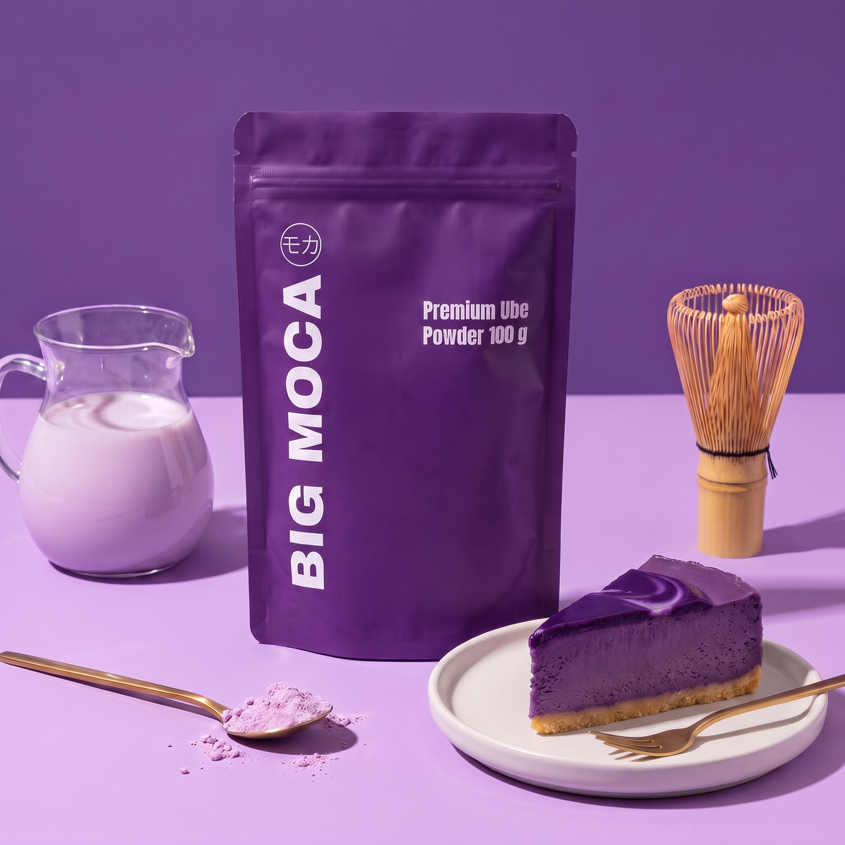 Big Moca ube poeder pouch met een plak paarse ube cheesecake, melk en bamboe klopper